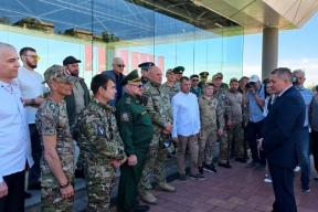 Участникам СВО из Волгограда вручили спецавтомобили